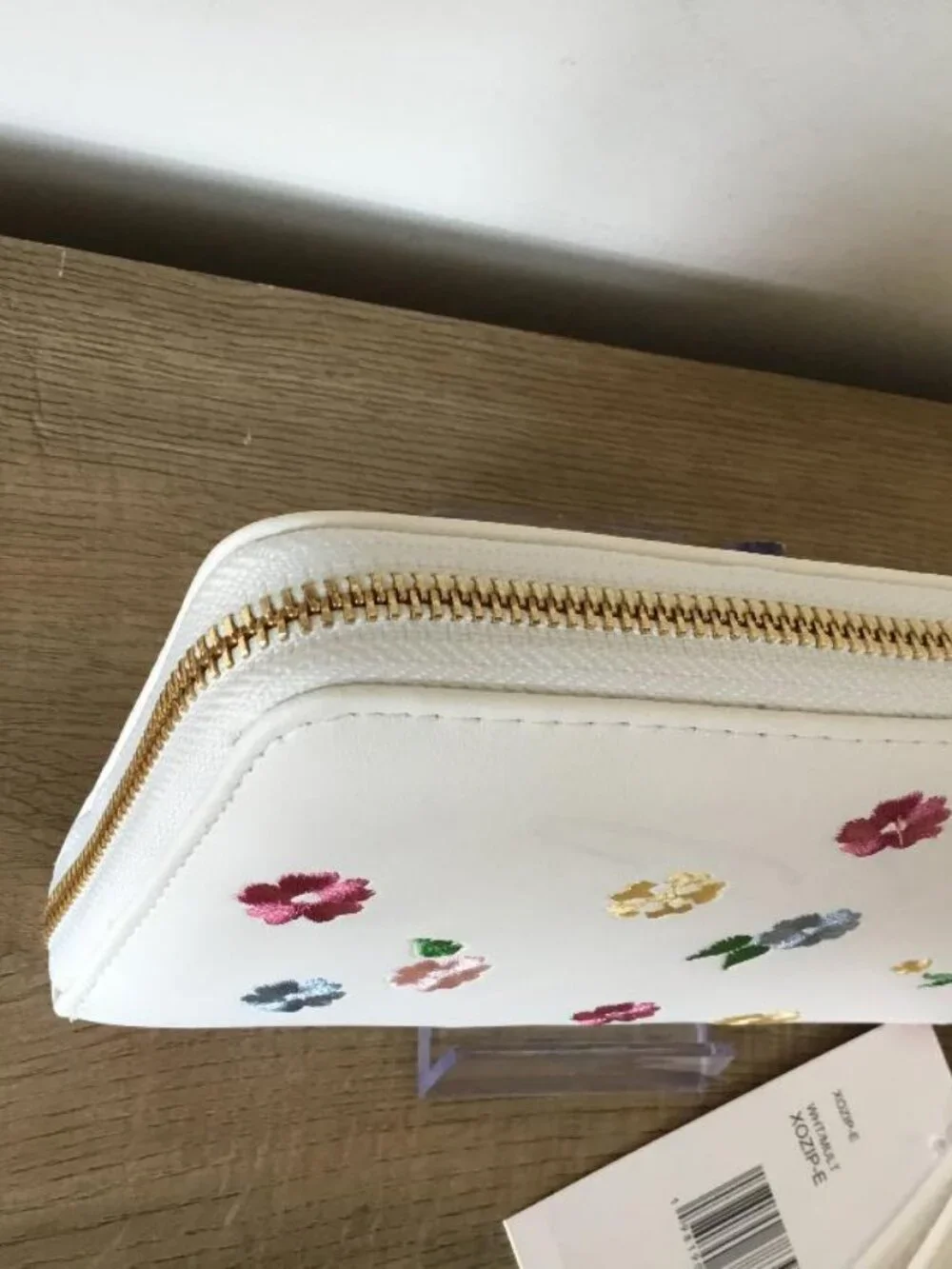 Betsey Johnson NWT Floral Embroidered White Zipper Wristlet Clutch - Picture 4 of 7